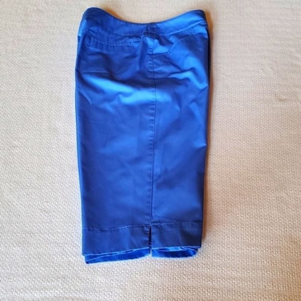Liz Claiborne Sz 8P Wrinkle Free‎ Zippered Blue Capris with Pockets